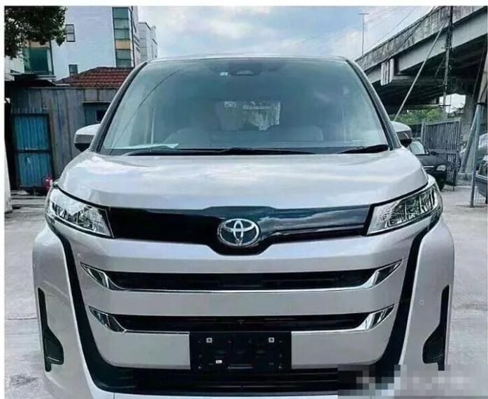 丰田又出“王炸”！13.2万拿下缩小版埃尔法，7座+双擎混动，太香了！丰田又出手