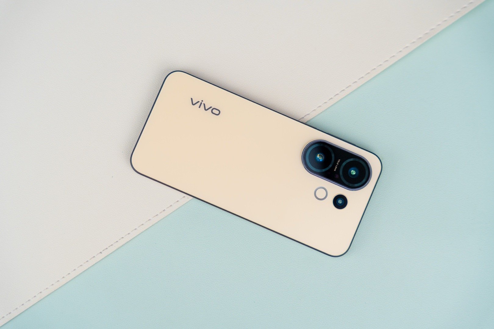 vivoS30系列和我们见面喽。我手上这台柠檬黄的vivoS30Prom