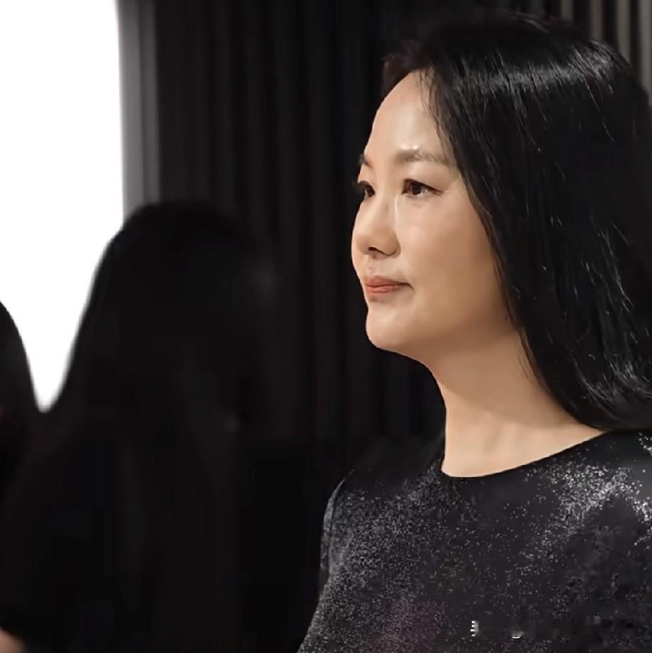 咏梅老师真是娱乐圈的一股清流！几十年如一日的气质挂，温润如玉还自带柔光。她