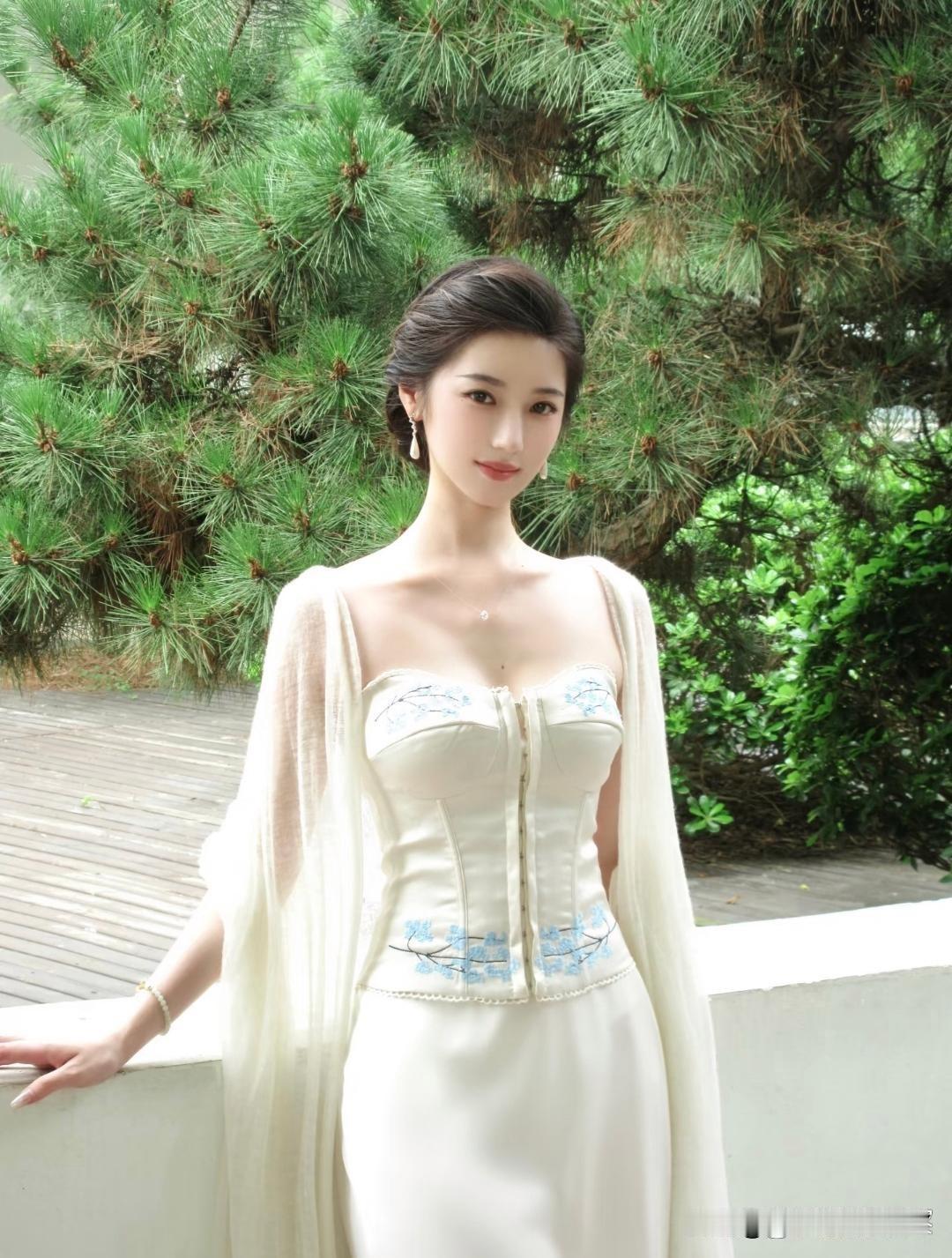 气质穿搭怎么穿才恰到好处?优雅白裙，静谧花园，岁月静好。