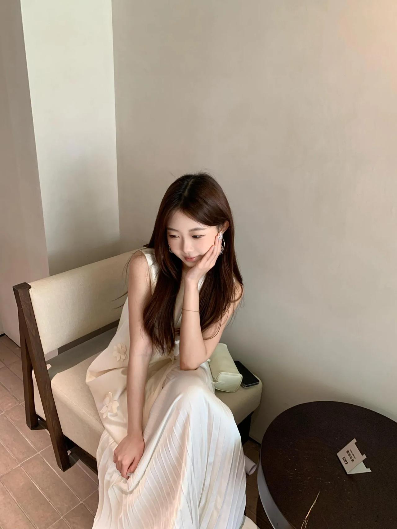 玉人扶病倚香肩静坐听风起温婉的佳人温柔休闲宽松穿搭