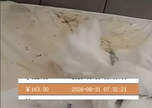 上海一家酒店，女子办完入住之后全程一言不发，次日早晨酒店查房反复敲门却始终没人回