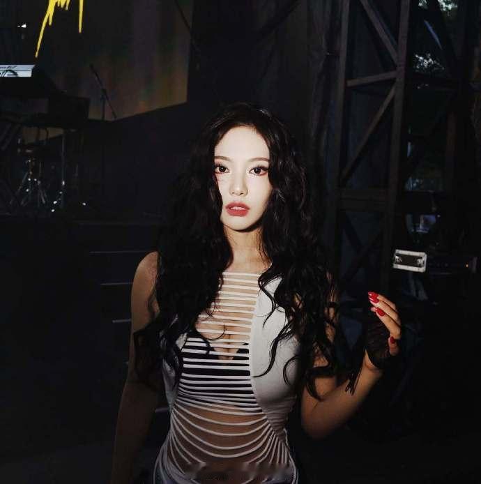 宁艺卓这是我能看的吗宁艺卓镂空辣妹上衣怼脸自拍配镂空上衣，氛围感双重暴击！柔