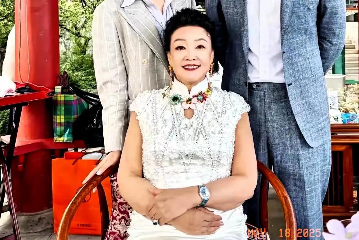 汪小菲婚礼，张兰的出现很抢眼。她穿了至少两套衣服，一套旗袍，一套酒红色的晚礼服，