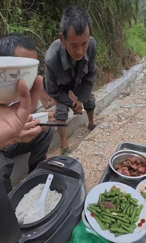 “农民就是朴实呀！”江西，男子在山中钓鱼，用40元雇佣村里大爷来送饭，不料大爷开