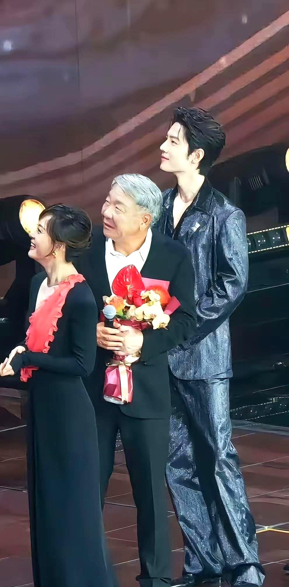 郑晓龙等了15年的这口气，昨天在SMG电视剧盛典上终于出了。你还记得当年火到