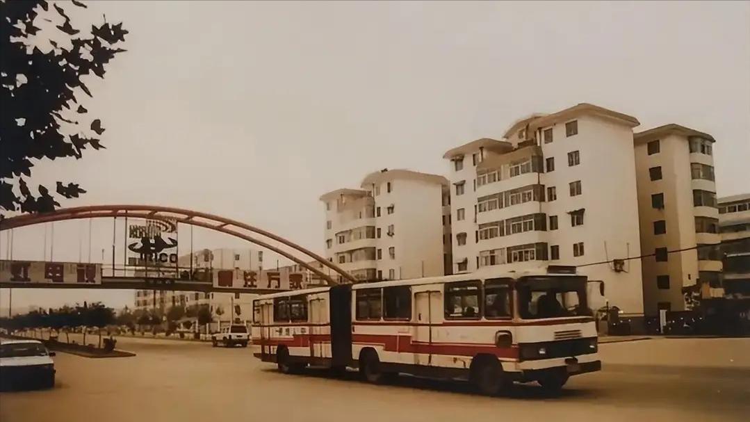 这里是咸阳彩虹桥（图1为80年代），一个80年代建成的人行天桥。建设天桥的本意是