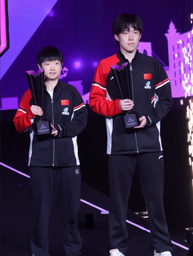 这张照片，我也就反复看了五六七八遍吧！我妈妈在一旁问我：王楚钦在等莎莎的时候