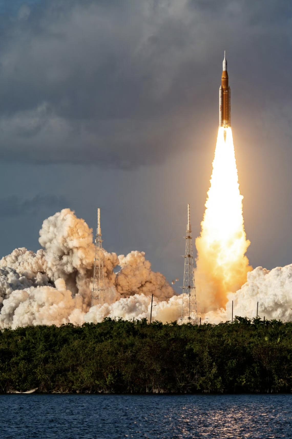 美国重返月球计划发射成功刚刚阿尔忒弥斯2号发射成功这次任务主要不是登月是测