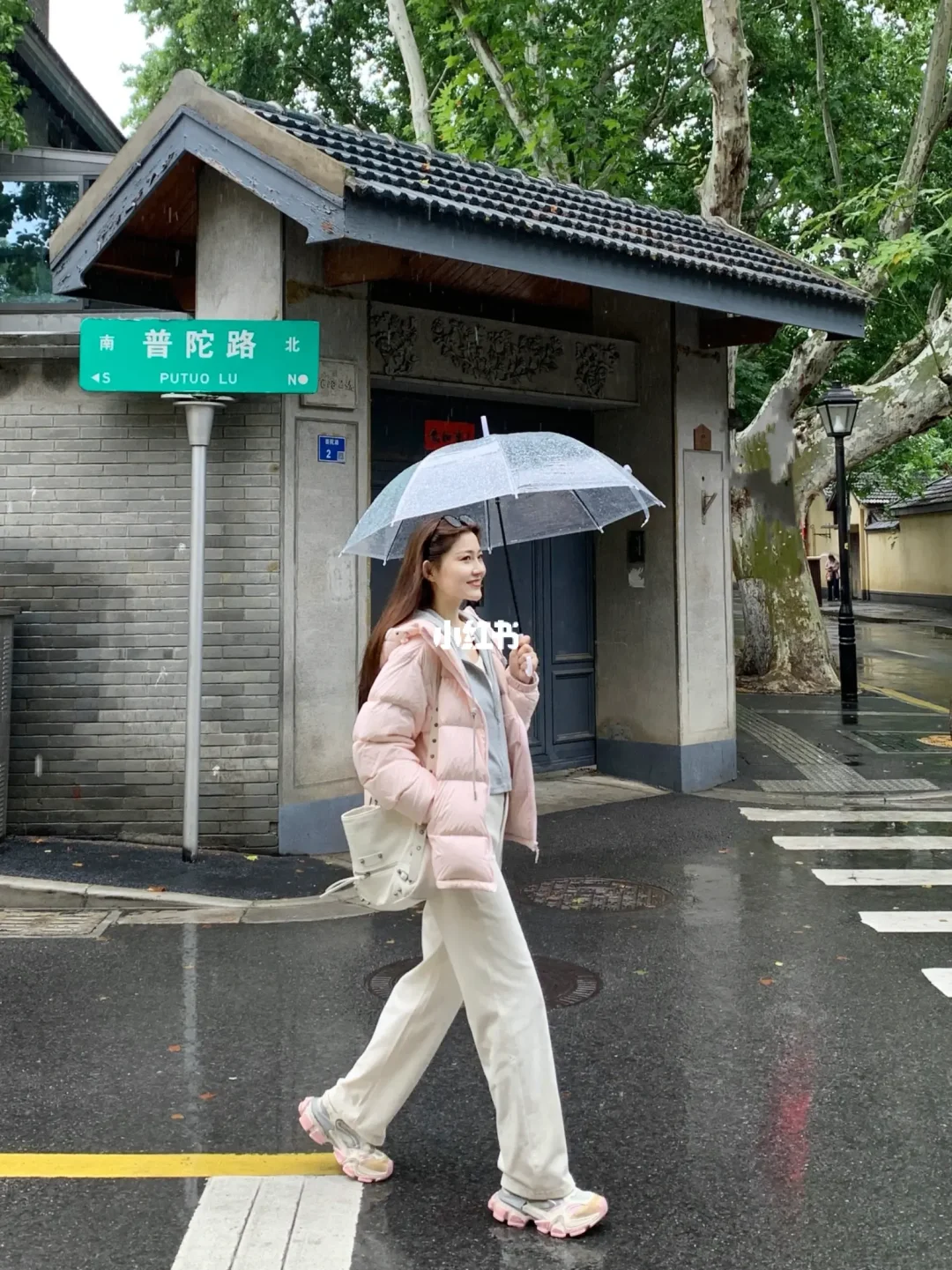 斥巨资买了件微贵的粉色🎀羽绒服……