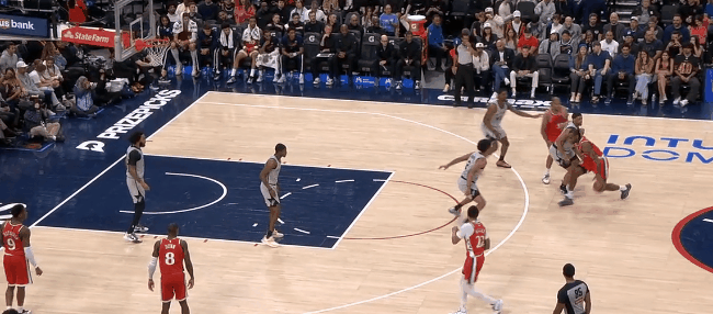 马刺背靠背击败快船：没有文班亚马。莱纳德依然无可阻挡，但马刺有了新的小卡。第一节