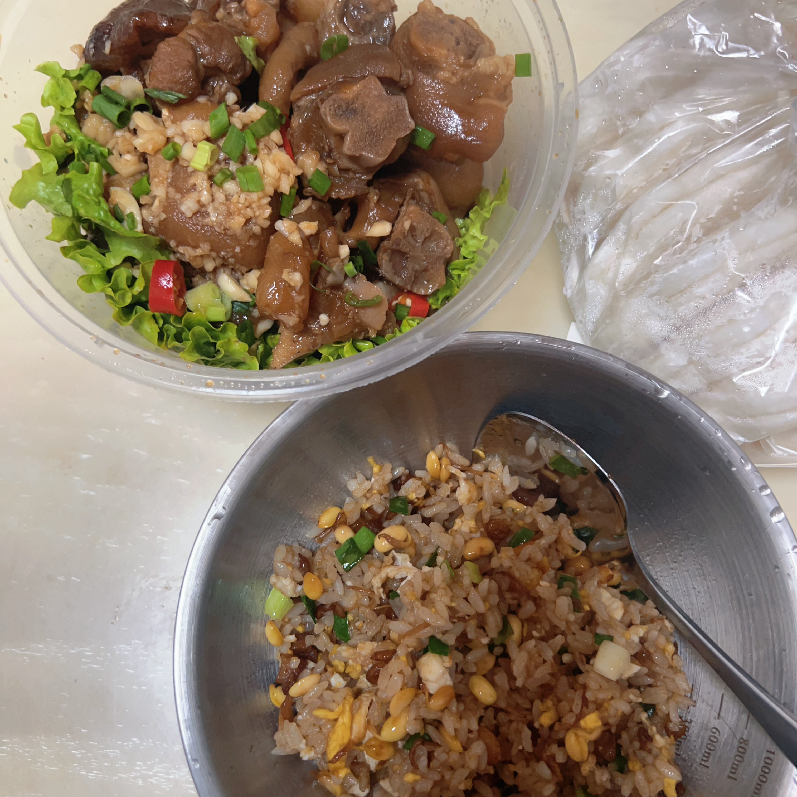 我说不吃晚饭…都怪陈哲远😥陈哲远吃猪蹄给自己吃笑了