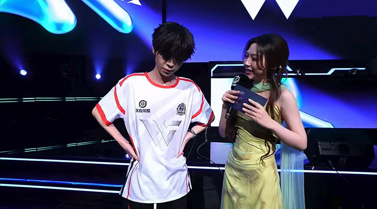 这个采访天云可以算工伤嘛？遇上这种巨婴也是无奈……宗师正脸