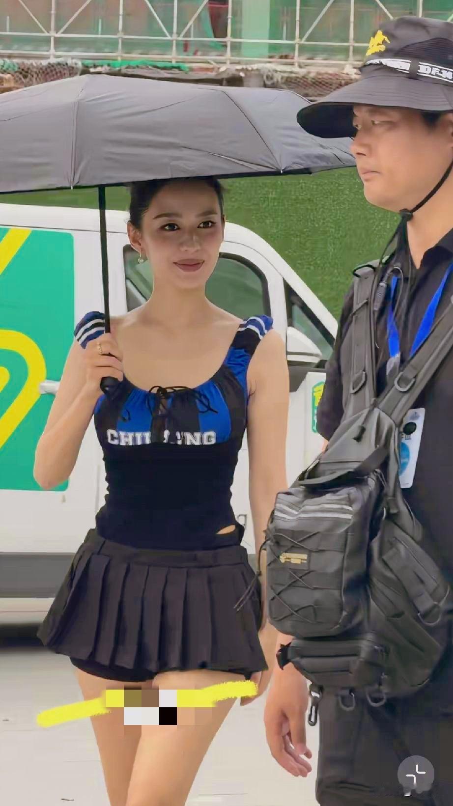 女孩子怎么穿搭既时尚又好看?著名钢琴家朗朗媳妇吉娜深圳变身路人甲。这一身吊带短裙