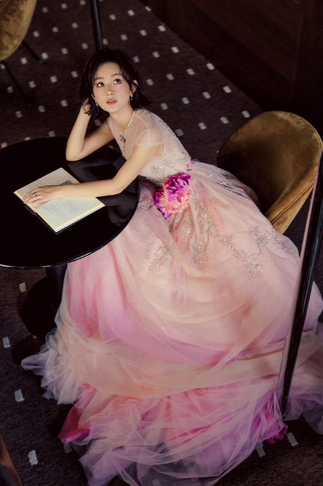 赵丽颖纪梵希全球彩妆及香氛代言人赵丽颖zly赵丽颖"太阳遗落在云间，你携带的