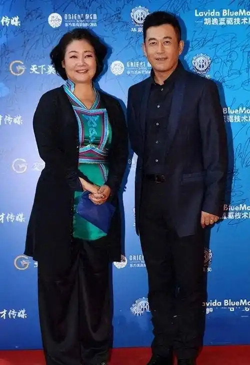 1991年，萨日娜为能分到11平米房子，258元彩礼就嫁给同学潘军，婚后她被嫌弃