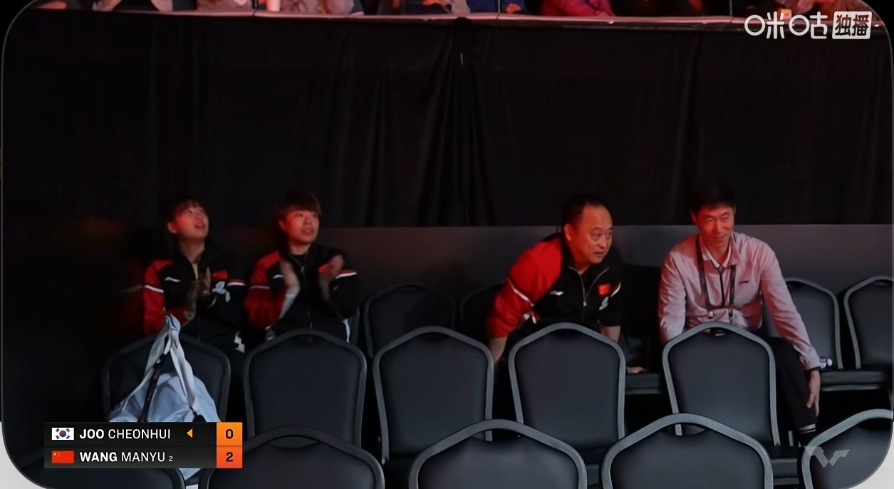 王曼昱2-0朱芊曦8-3领先也没搞下一局朱芊曦应该PF了（领导吃饭了吗？还不走