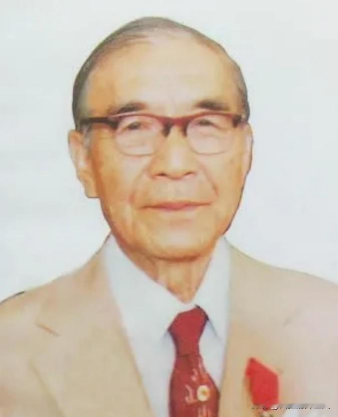 有天，85岁的邝安堃喝迷糊了，把家里23岁的小保姆当成了自己老婆，抱着说：“我好