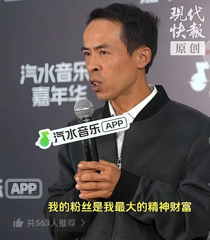 我们都看错鸡排哥了？我们原本以为他就是一个运气比较好的小摊贩而已，可当听到他