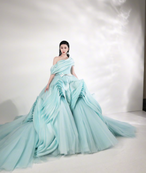 冰冰的脸型下部更加收窄，就显得脸宽了