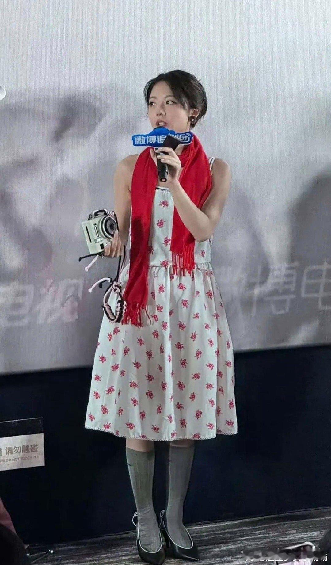 赵今麦这造型真让人眼前一黑，是得罪造型师了吗？露脐小背心配灰长袜加尖嘴鞋，堪称死
