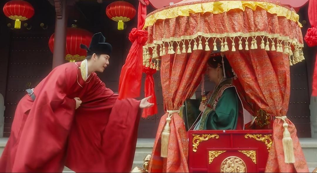 黄雅琼和刘雨辰的婚纱照太美了，黄雅琼在镜台前梳妆打扮穿着绿色古装，刘雨辰戴着帽冠