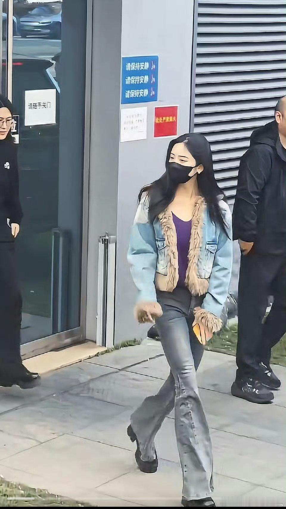 这种上面紧身下面喇叭的裤子好显身材啊！沈月越来越瘦了也越来越好看了，像是整个人突