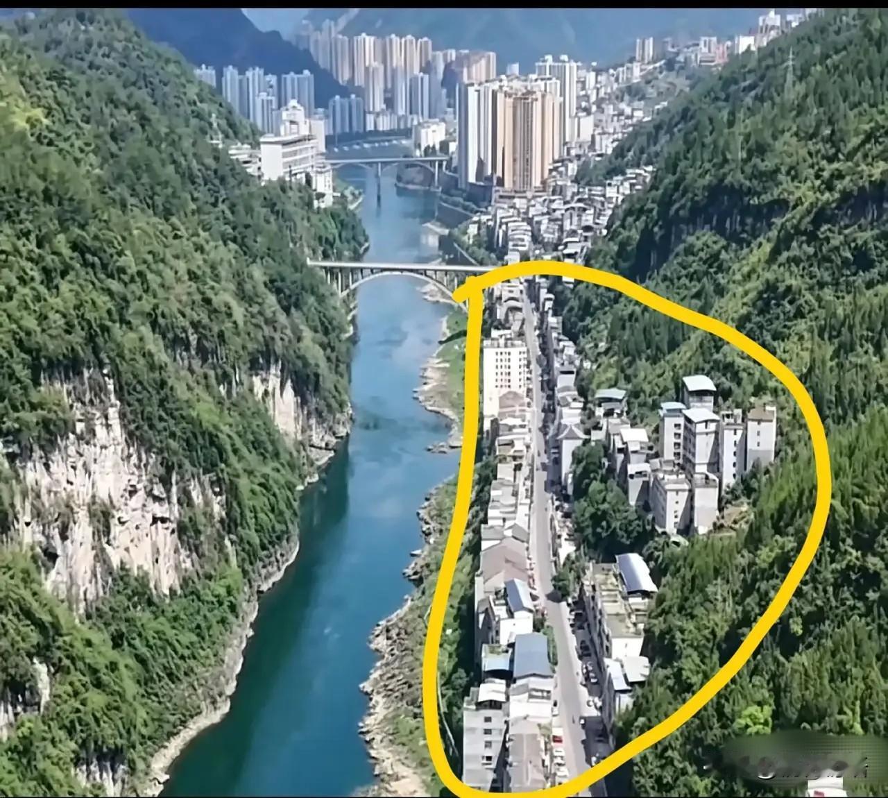 整条街直接封死！彭水千余住户必须全部搬家，老宅子再舍不得也不能回去住了！最
