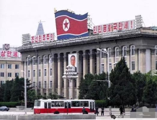 朝鲜此次修宪，将宪法名称中的“社会主义”一词移除，表面看是文字微调，实则是对自身