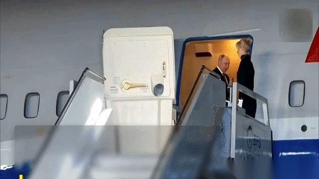 一段普京抵达印度新德里的现场视频，这几天把全网的评论区都看沸腾了。专机舱门敞开