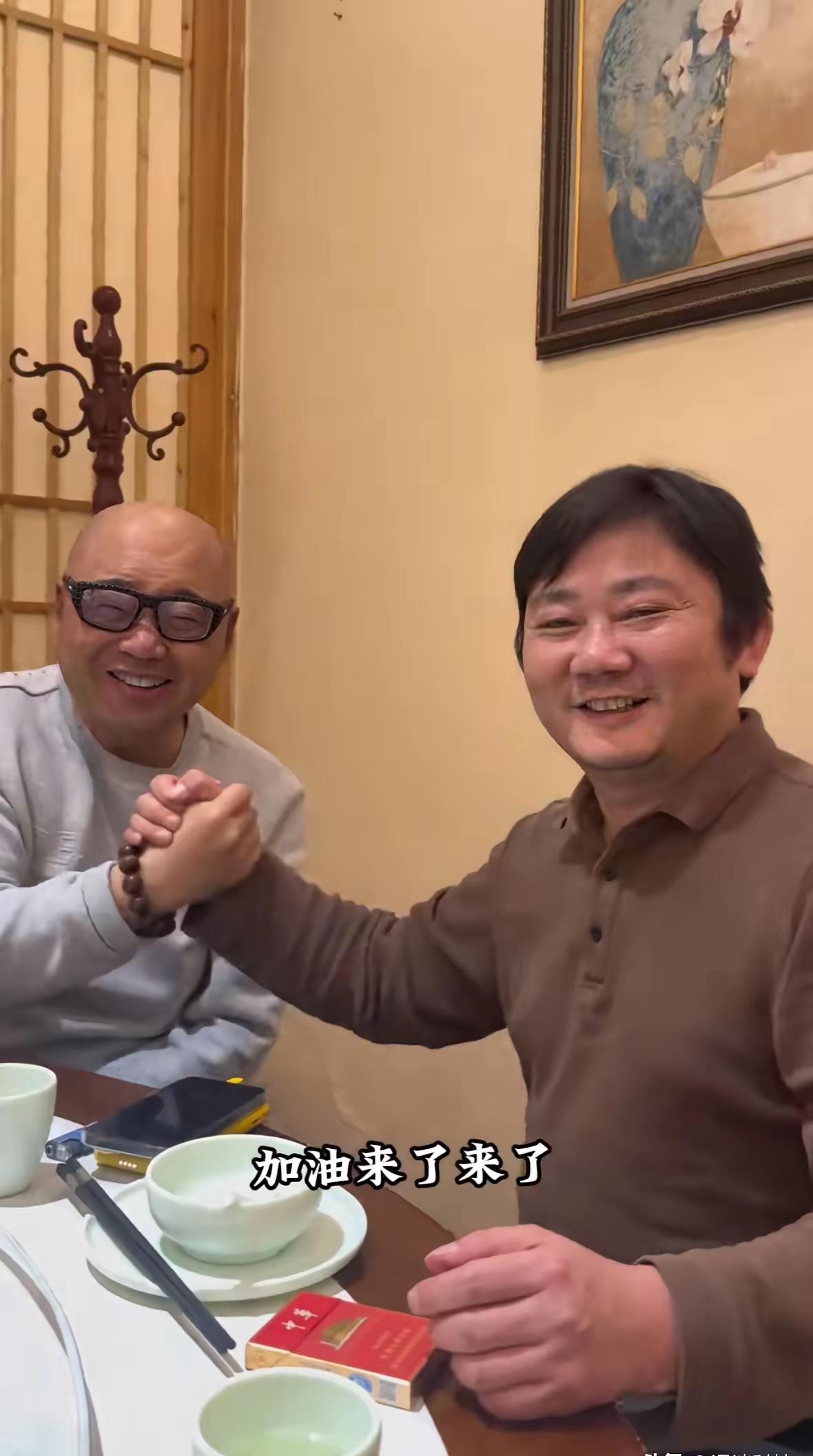 谁还在猜张雪和严凯是“反目成仇”？人家都坐一起约饭了，这格局直接甩内斗戏码十条街