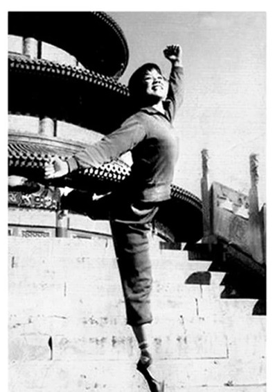 1979年，人们在对越反击战的战场中发现一位女兵的遗体，她只剩下一截肠子，身体其