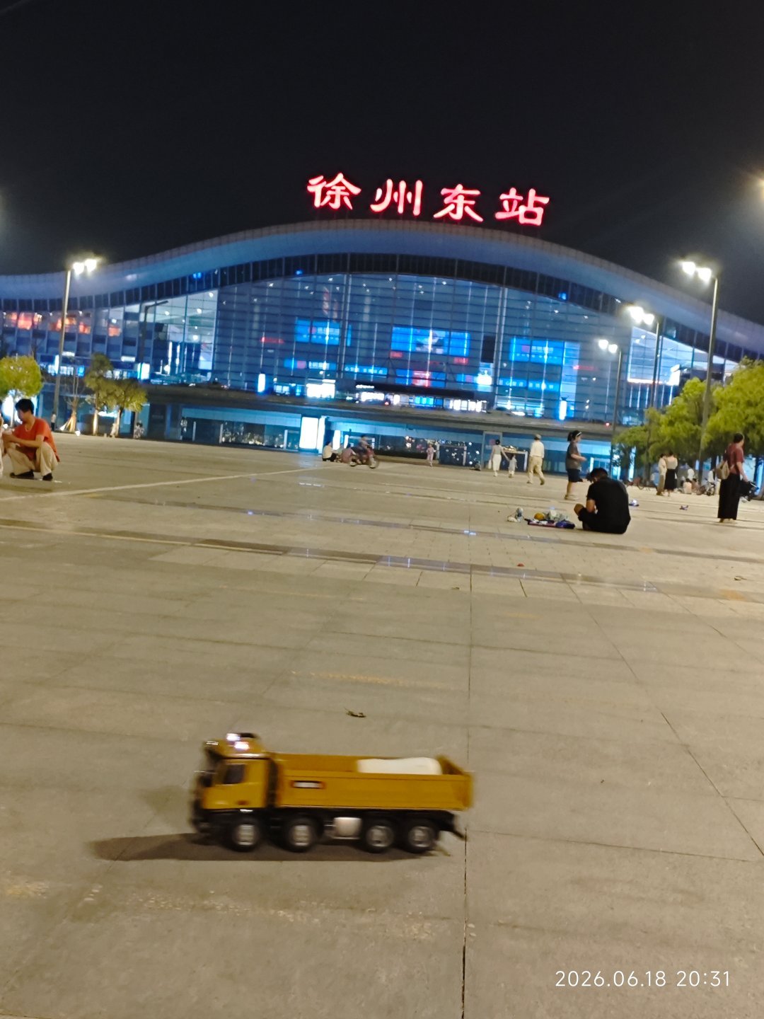¹刚看到外网有个华裔说，他2026年想来中国看一下。他37年前离开中国，投奔美