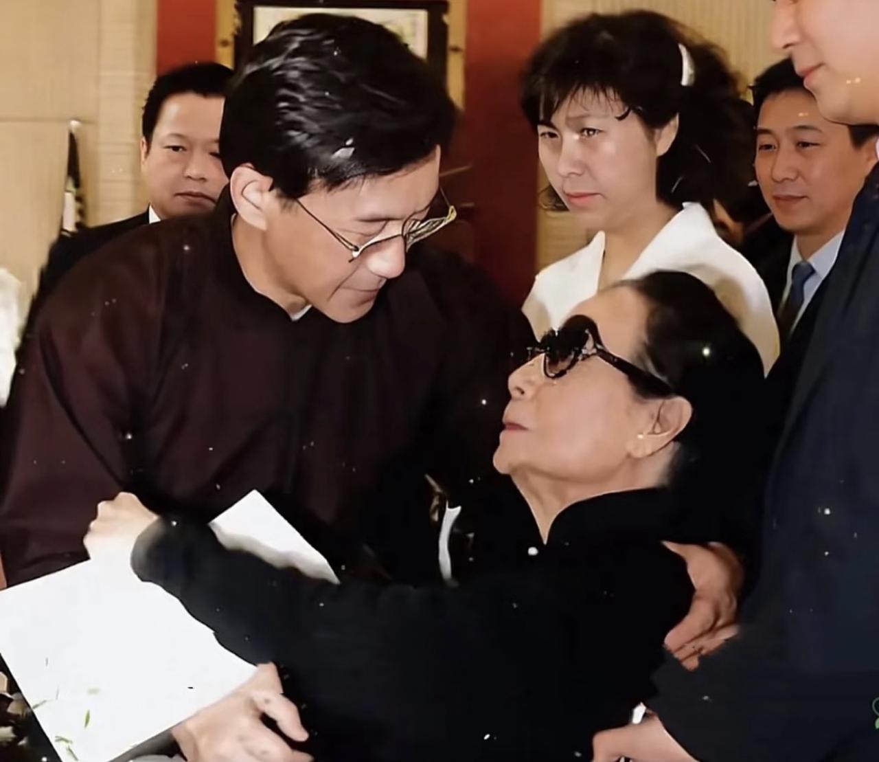这张老照片曾被大量误传为“蒋经国搀扶晚年宋美龄”，稍有历史常识的都能看出破绽：蒋