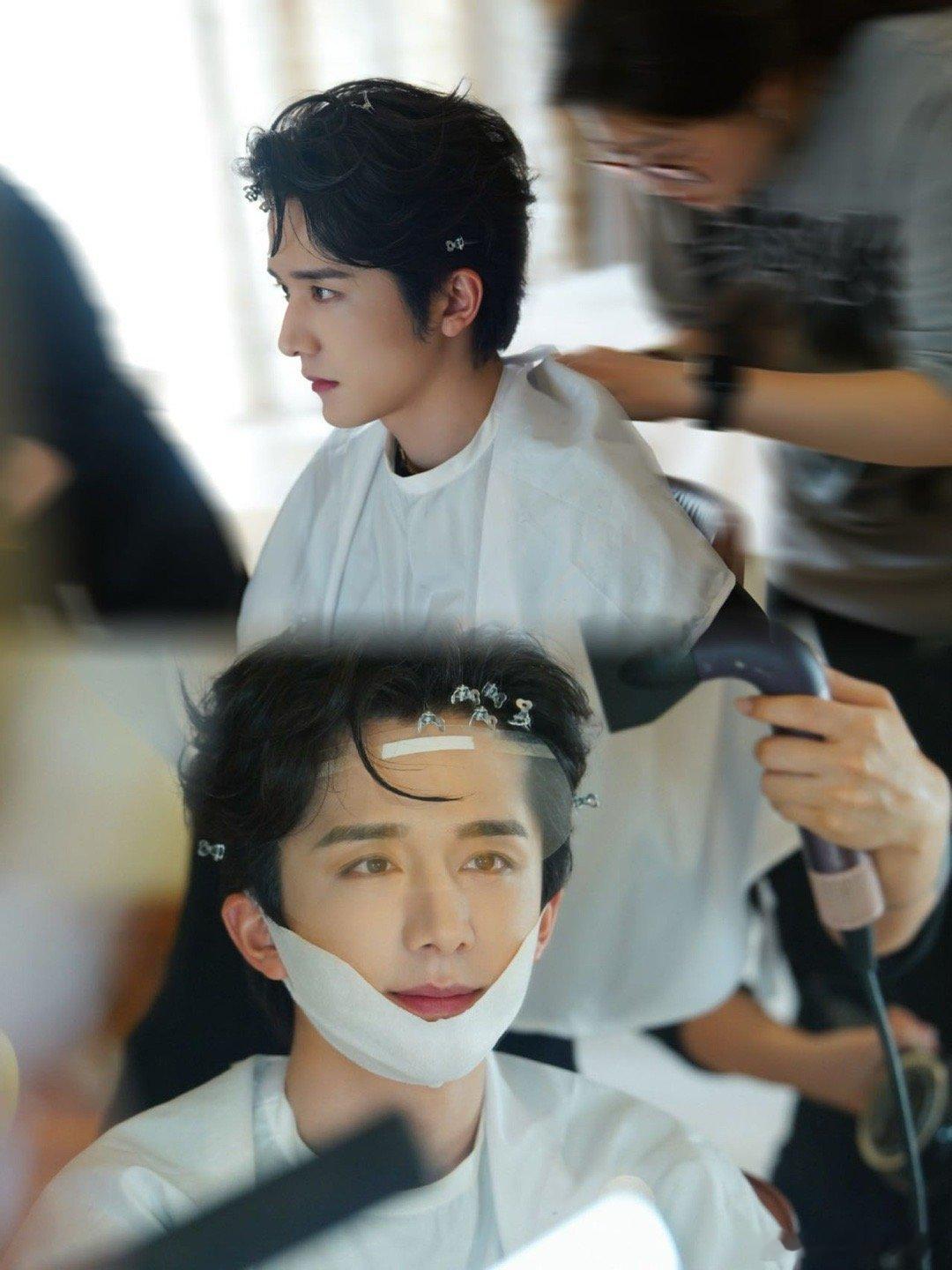 张新成飞驰人生3路演实时健身三亚路演现场，张新成突然就开始拉伸了。轻轻一用力，