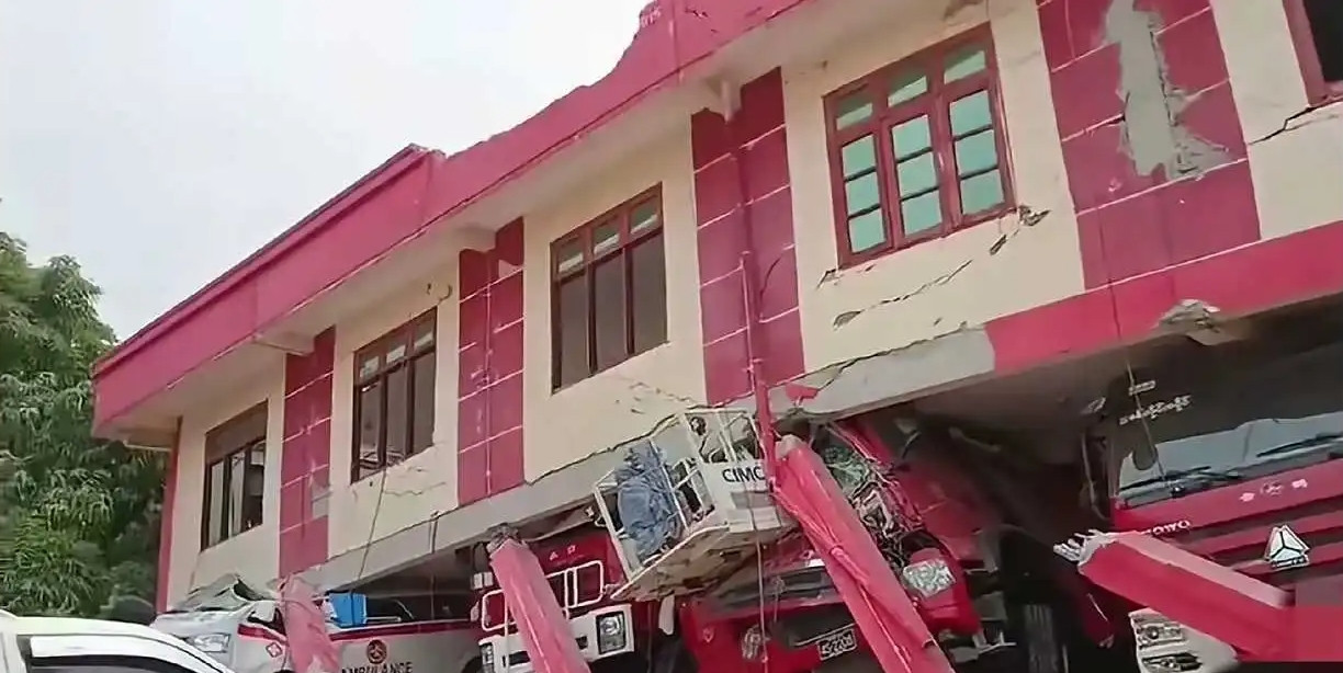 这消防车损失大了都压坏了