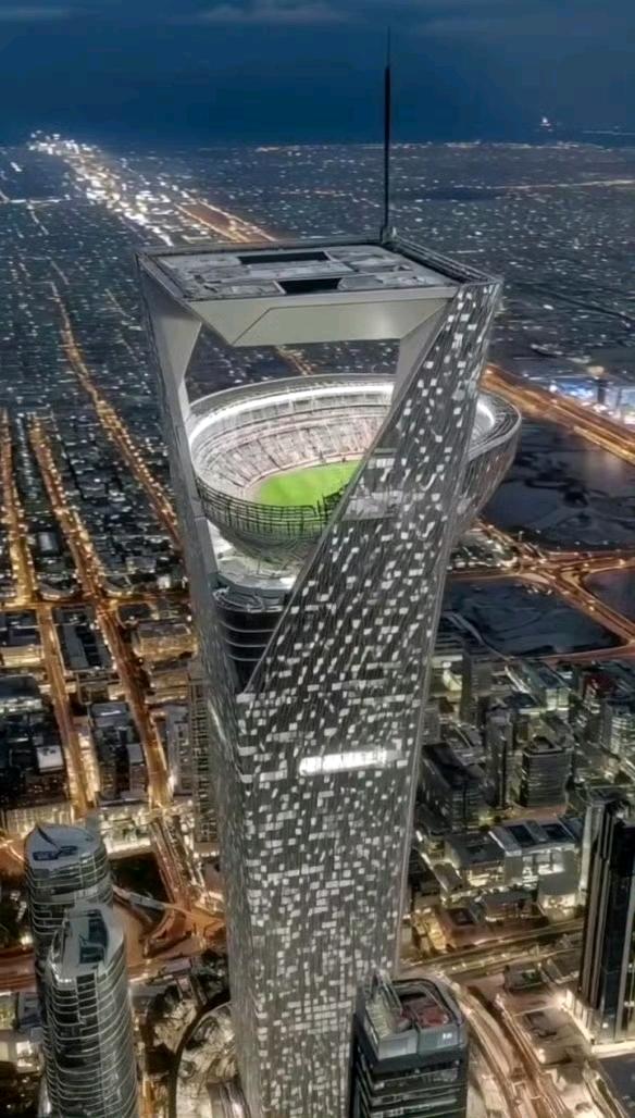 沙特土豪为举办2034世界杯拟建全球首个空中球场，可容纳观众46000人。贫穷