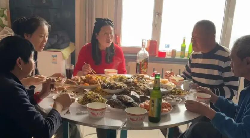 62岁老太太在老城区每月领五千退休金，本想省吃俭用帮女儿一家过好日子，谁知五年贴