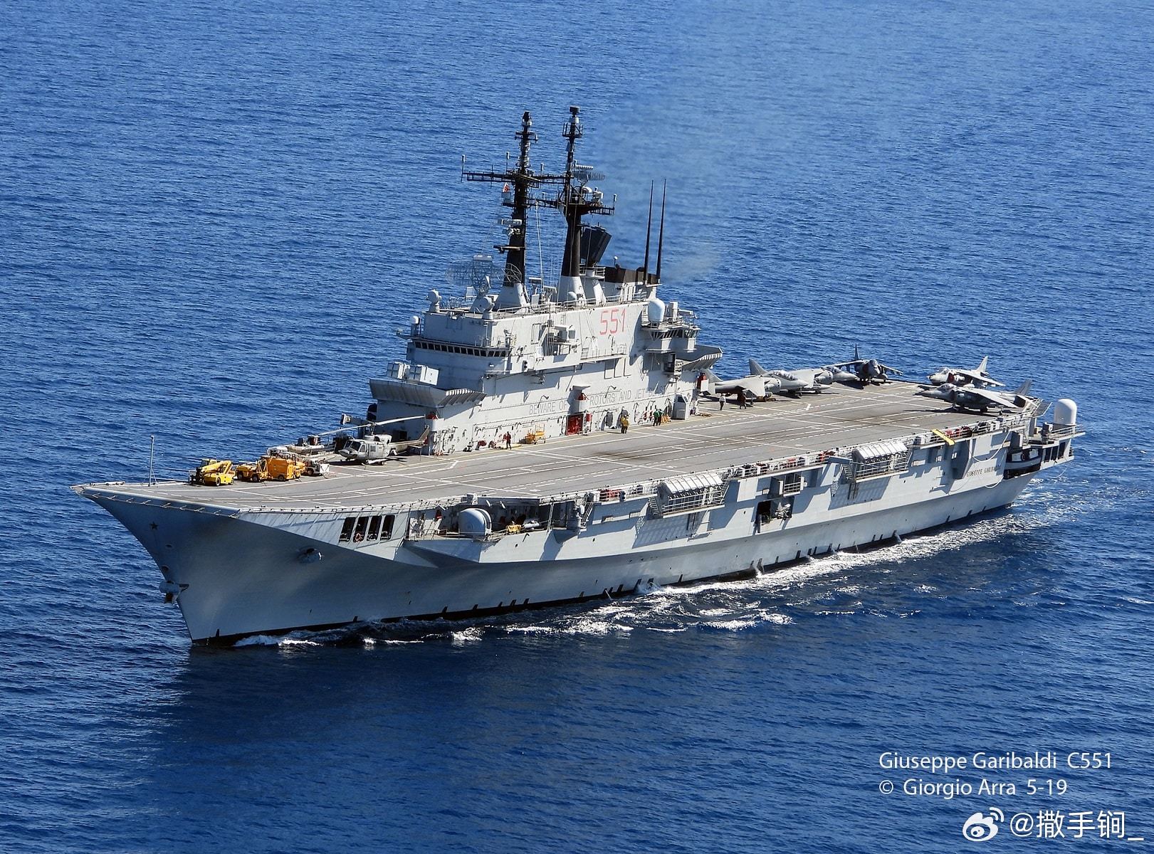 意大利政府已决定将退役的“加里波第”号航空母舰移交印度尼西亚。根据合作协议，“加