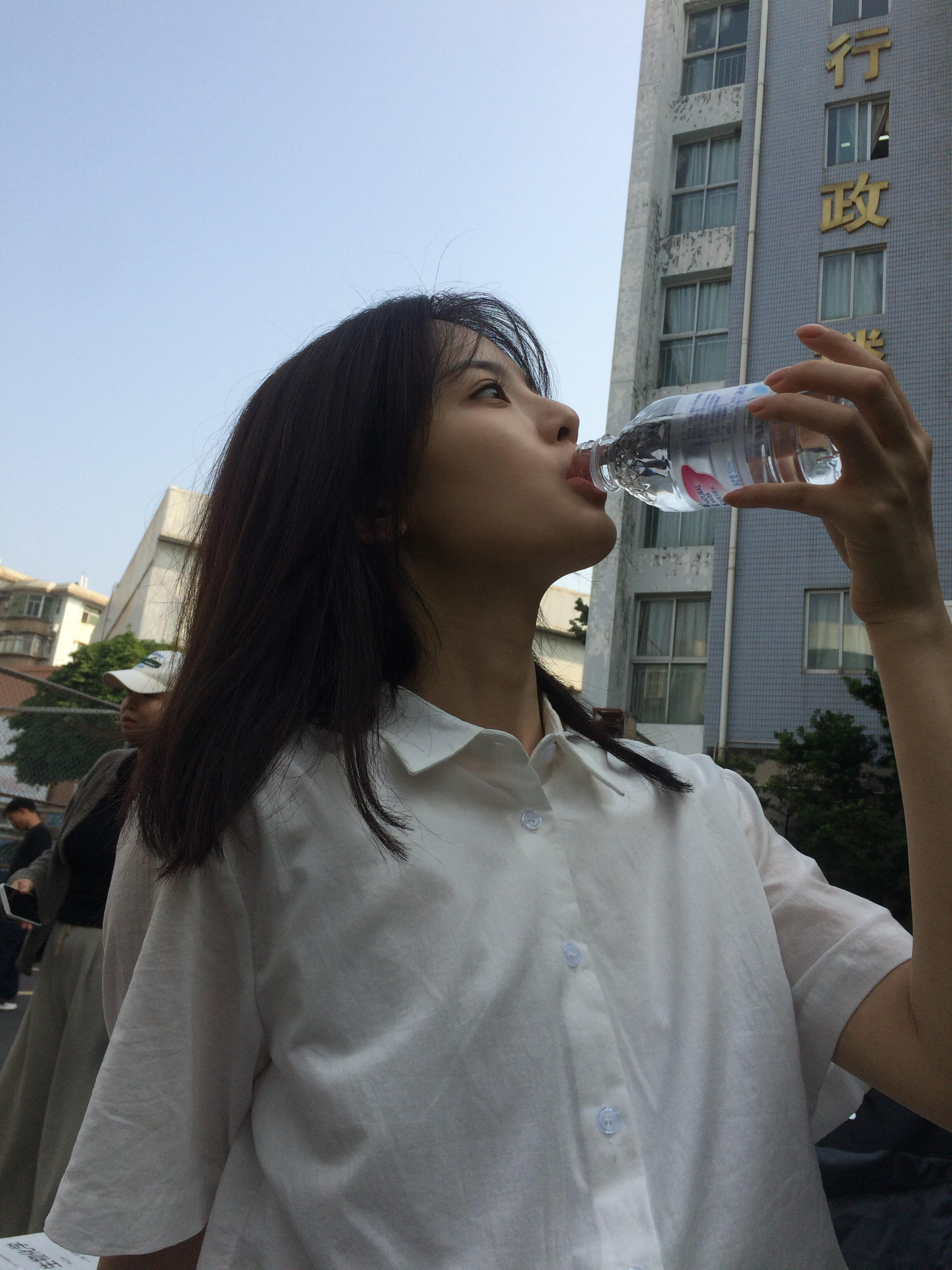 杨超越更新9宫格🤳好会拍的郑雨认证了粉丝送的蛋糕和花🥹很高兴遇见你郑雨