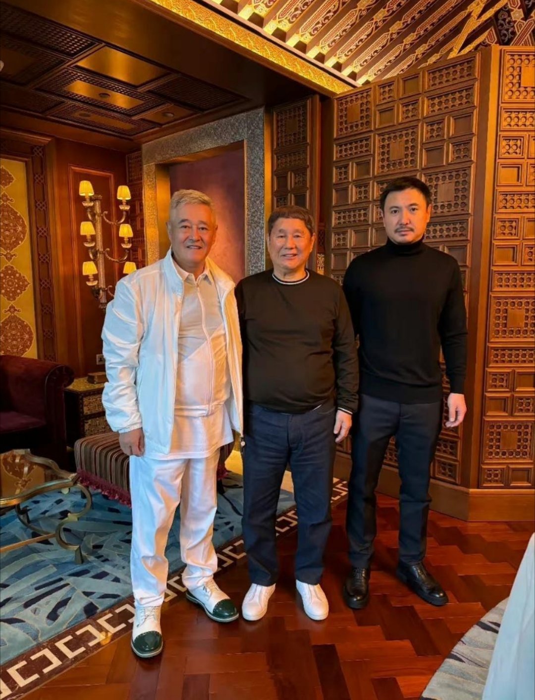 赵本山、北野武和沈腾同框，三人面相不同，看着却又有相似之处。建议三人合作拍部电影