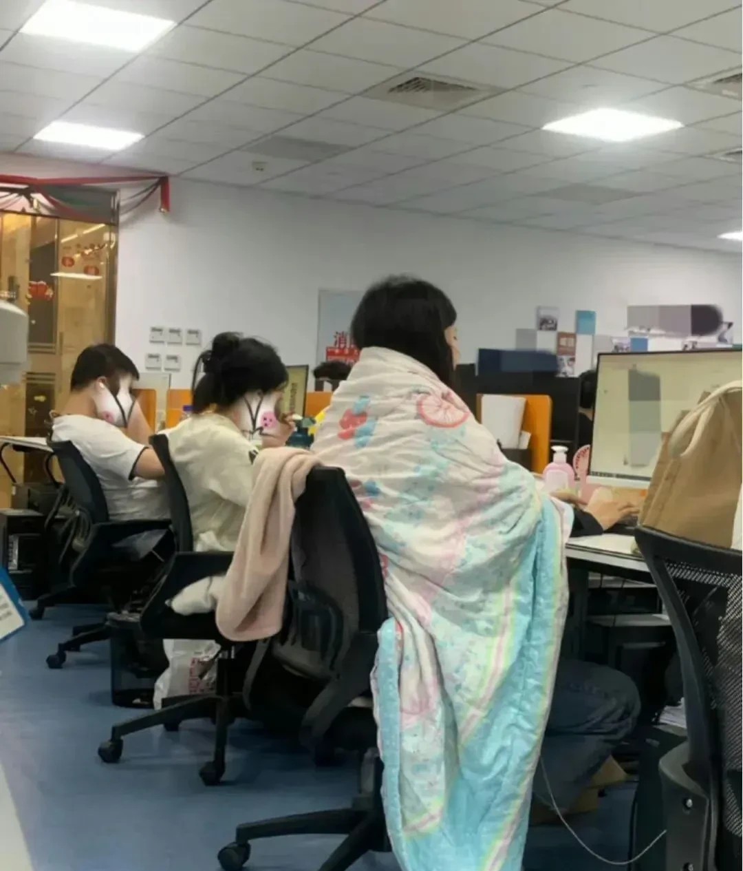 我们办公室有个超怕冷的同事，听说是当年坐月子落下的病根。现在大夏天的，大家挤在小
