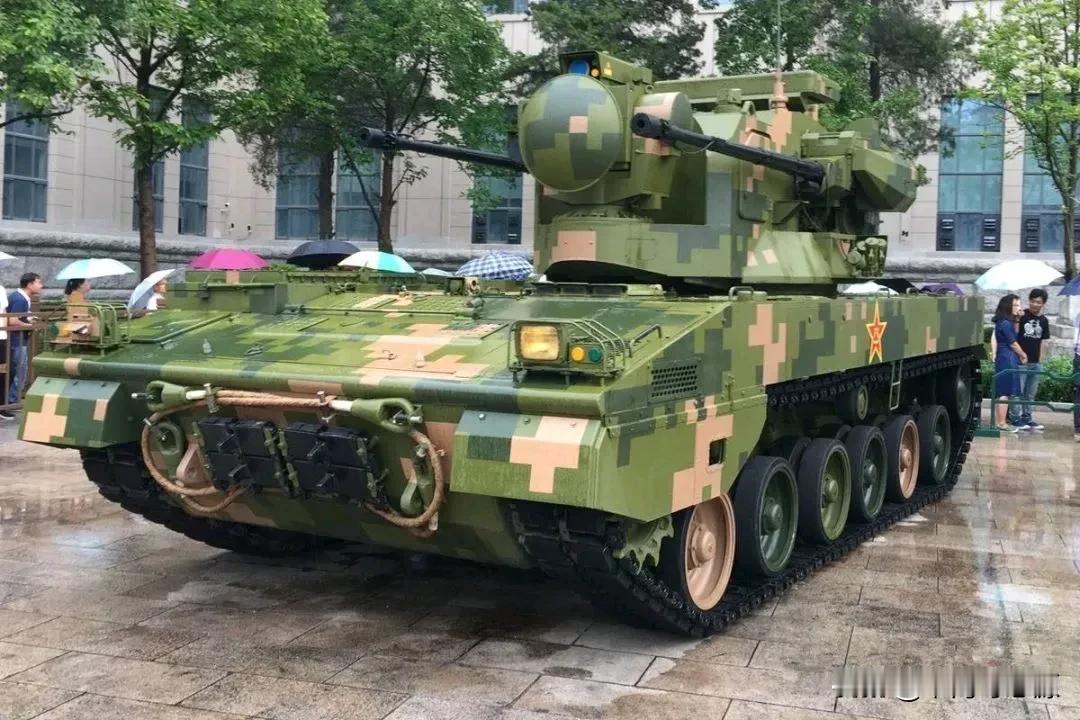 近日，央视军事频道的一则报道，首次揭开了我军09式自行双管35mm高射炮的新“杀