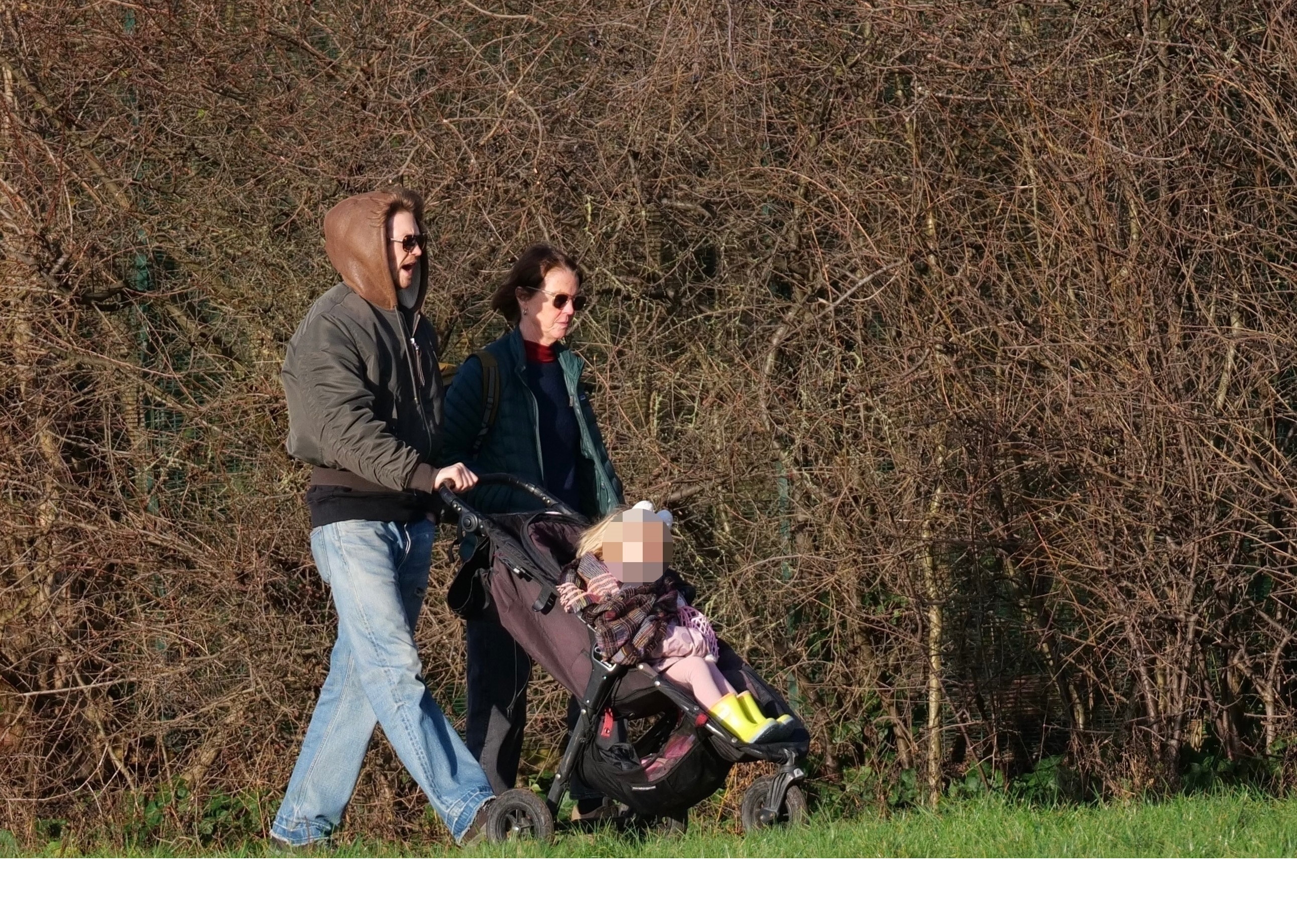 霉霉前男友带娃出行据外媒，霉霉前男友JoeAlwyn昨日被拍到和他的母亲在