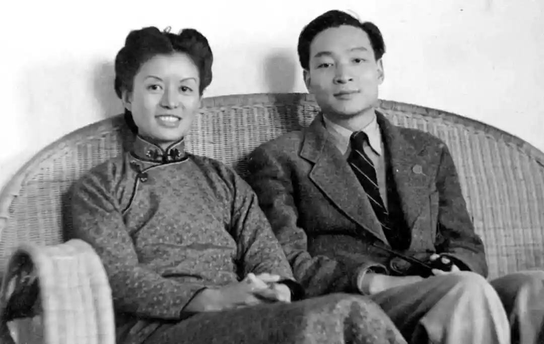 2005年，作家冯亦代在临终之际，抓着妻子<em>黄宗英</em>的手，求她：“能不能把我跟原配葬