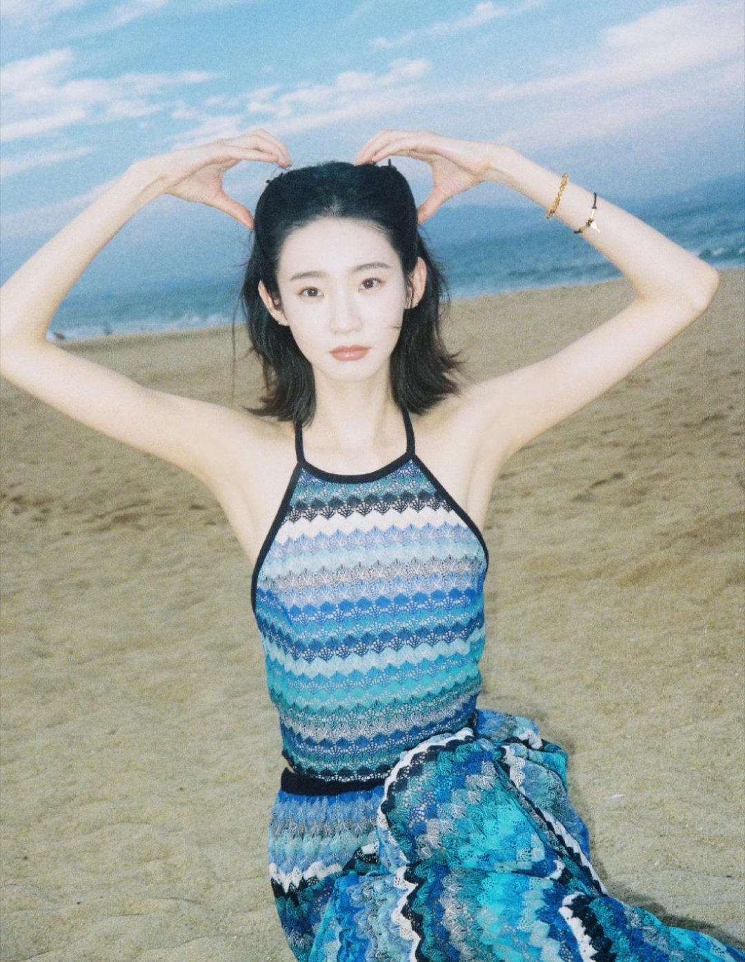 张艺凡在海边玩的感觉怎么样！是不是吹着海风很舒服[哭哭][哭哭]​​​