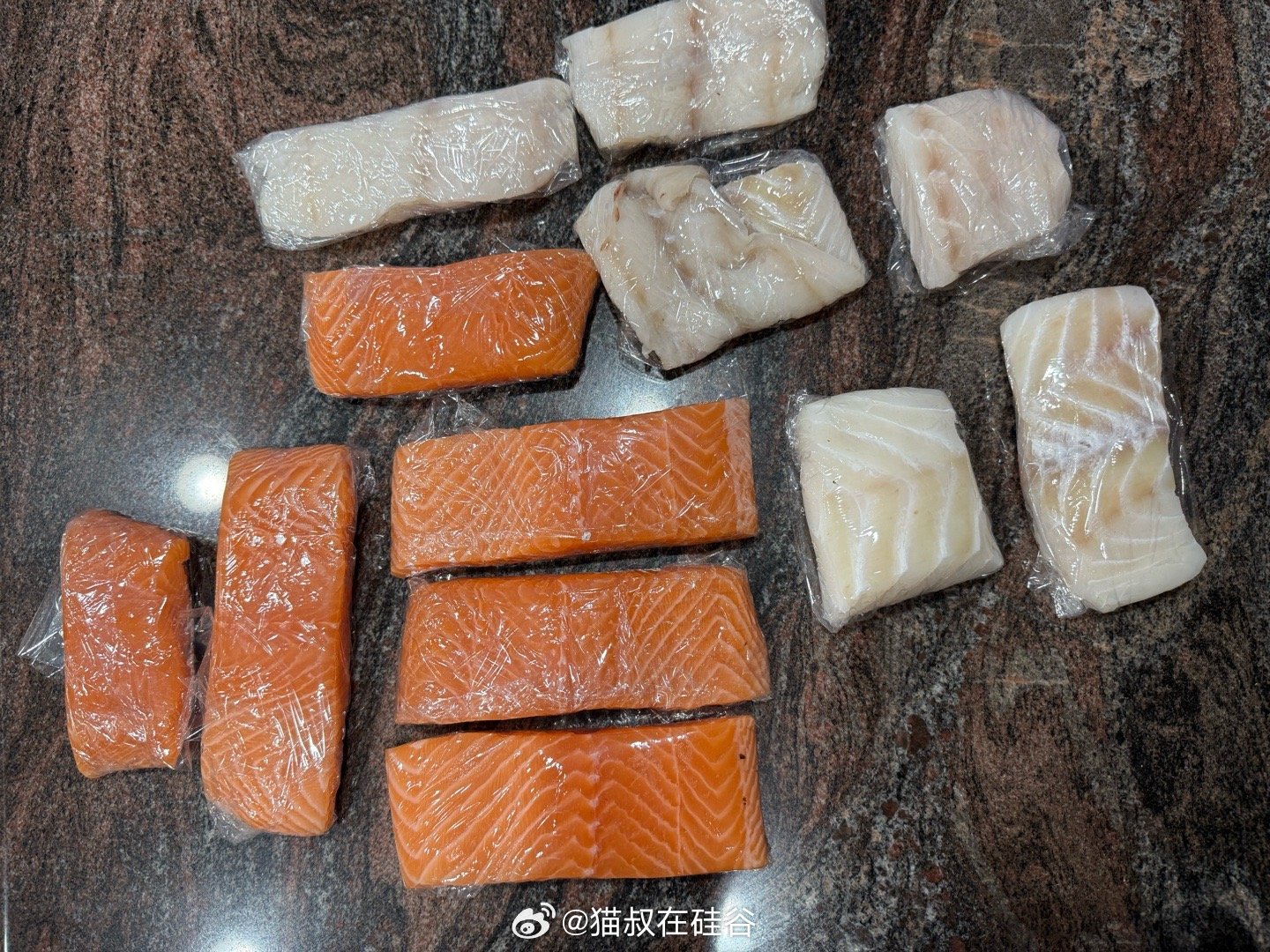 下周的减脂餐。每周去Costco买大块鱼肉，回家分成小份。每顿或煎或烤，随用随取