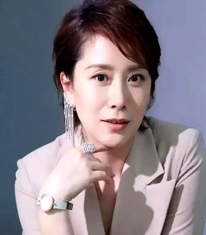 当年海清死磕海藻和宋太太，导演一句话怼回：你脸太正，演不出堕落也压不住狠。她只能