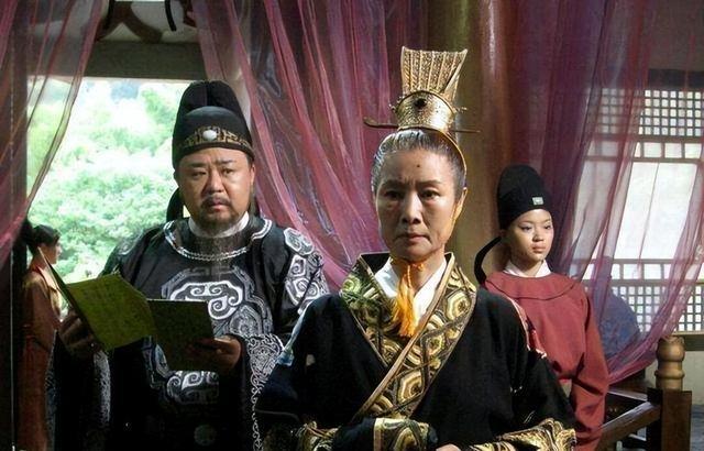 692年，来俊臣诬告狄仁杰谋反，武则天将狄仁杰下狱，让来俊臣来审问他。谁知，来俊