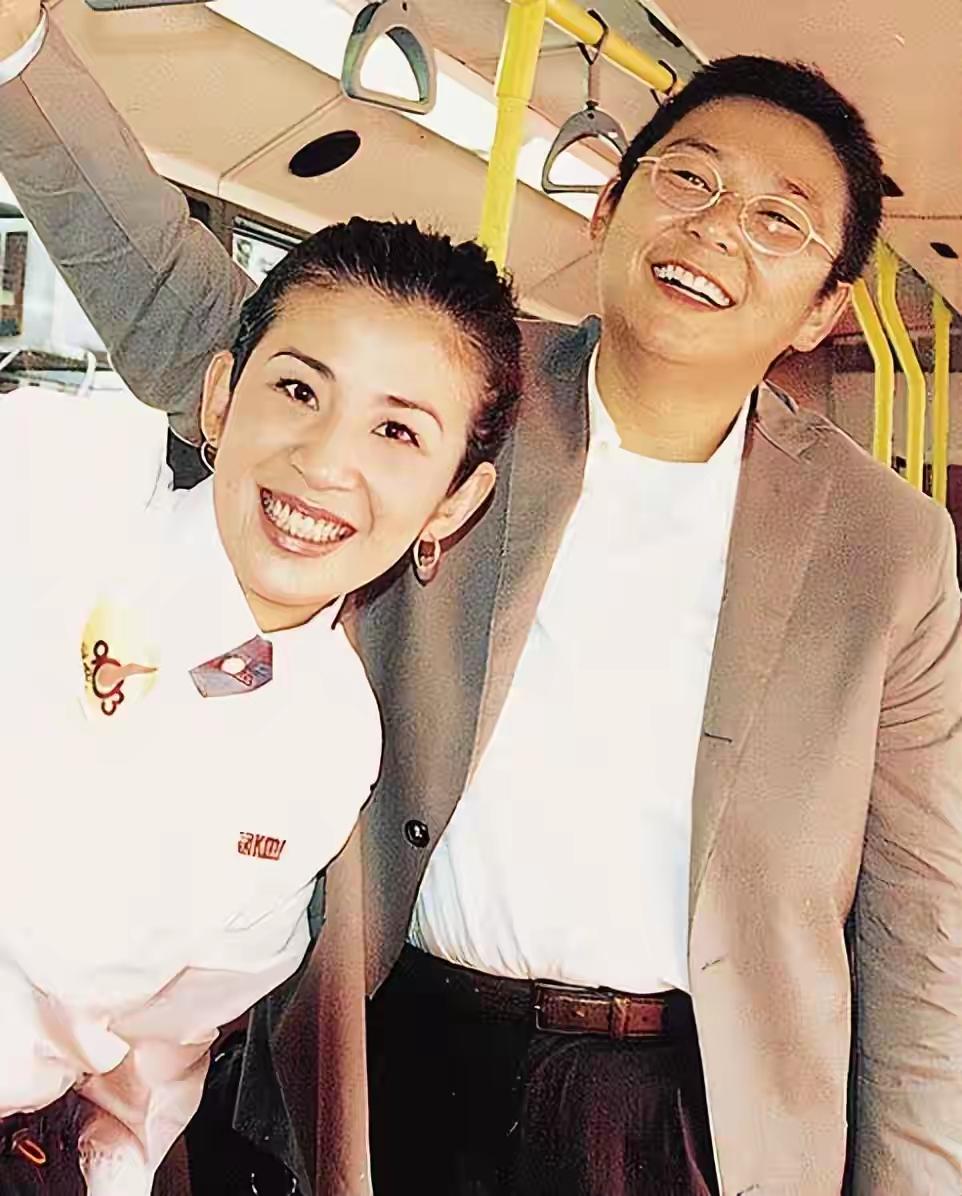 俞琤从年轻时到现在装扮都没变过，她和吴君如合影时头发短得不能再短，一身中性的打扮